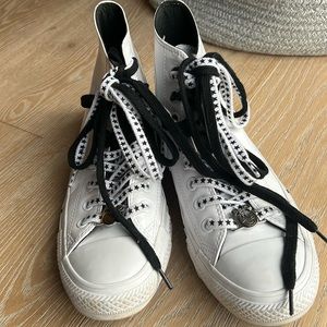 Converse Chuck Taylor All Star
Hi Miley Cyrus White Black Stars (Women's)